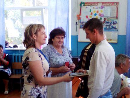 УИК № 8 поздравляет впервые голосующего избирателя Черкасова Геннадия Ивановича