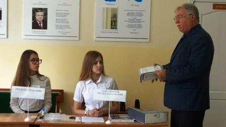 Председатель ТИК В.В. Михайлов вручает сувениры