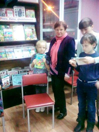 Секретарь УИК № 41 Казанцева Н.Е.  знакомит детей с книжной выставкой