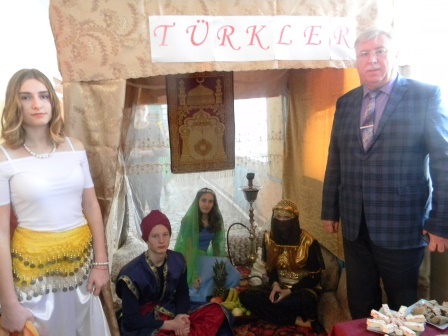 Председатель ТИК возле турецкого шатра