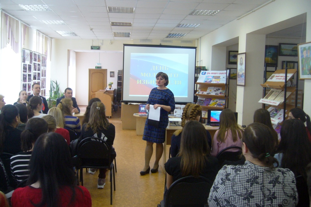 Елена  Толочная рассказывает студентам о значении Дня молодого избирателя