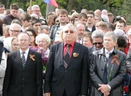 Председатель ТИК г. Азова В.В. Михайлов (в центре на обоих снимках)